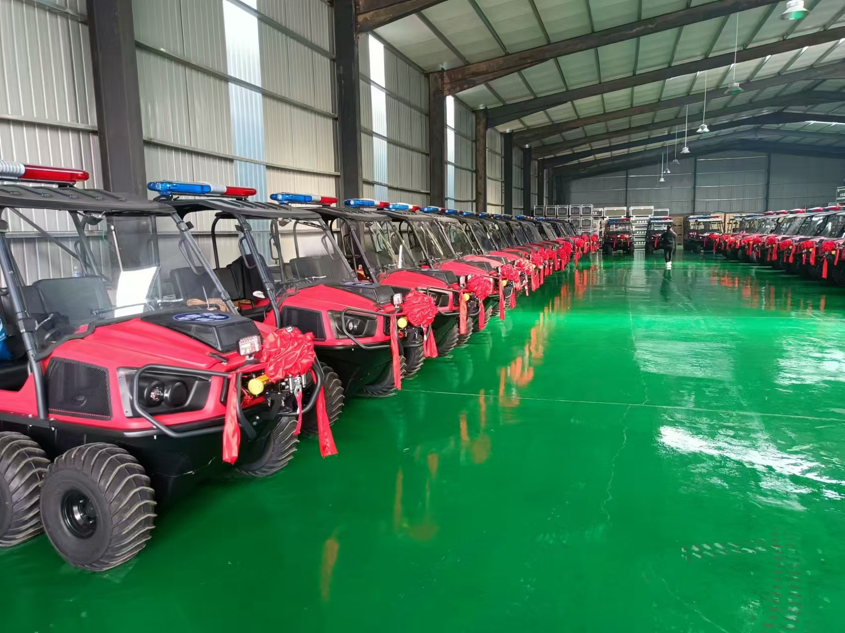 祝賀！河北五星“國債資金應(yīng)急救援能力提升工程項(xiàng)目”中標(biāo)的55輛“水陸兩棲車”列隊(duì)完畢，準(zhǔn)備發(fā)貨！